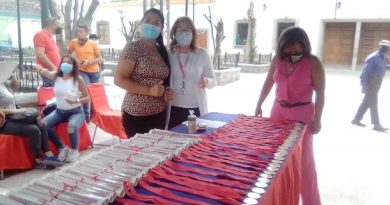 Alcaldía de Guarenas reconoció labor de 40 docentes