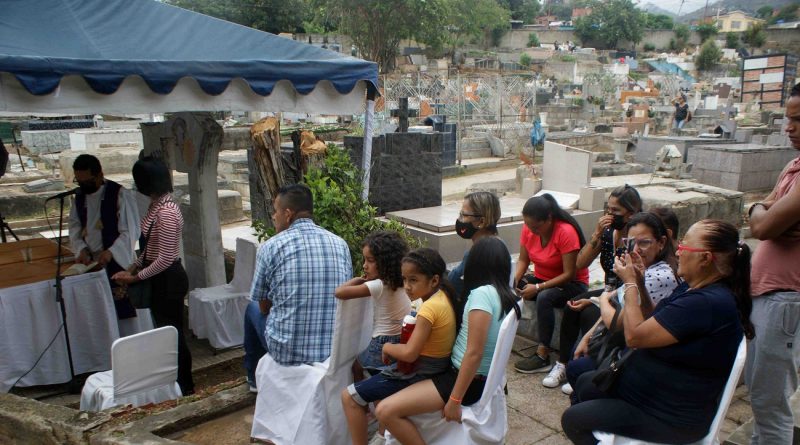 Con misa, rosario y mariachis honraron a madres sembradas en Las Clavellinas