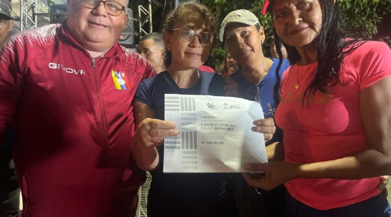 Freddy Rodríguez entregó recursos a tres Consejos Comunales de las Clavellinas en Guarenas