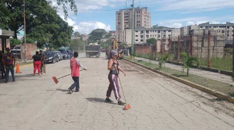 Continúan labores de limpieza de vías en Guarenas luego de las lluvias
